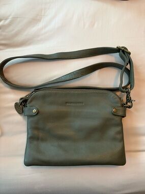 Wanderers Travel Co Leather Crossbody Bag in Olive Green 

THE VENETIAN